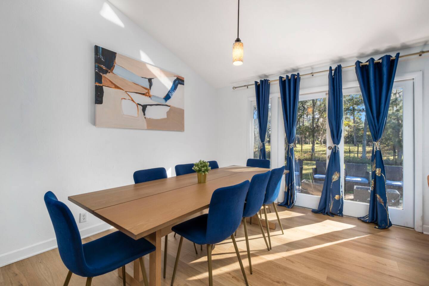 Living room and kitchen area of Spacious Retreat Near UF & Shands