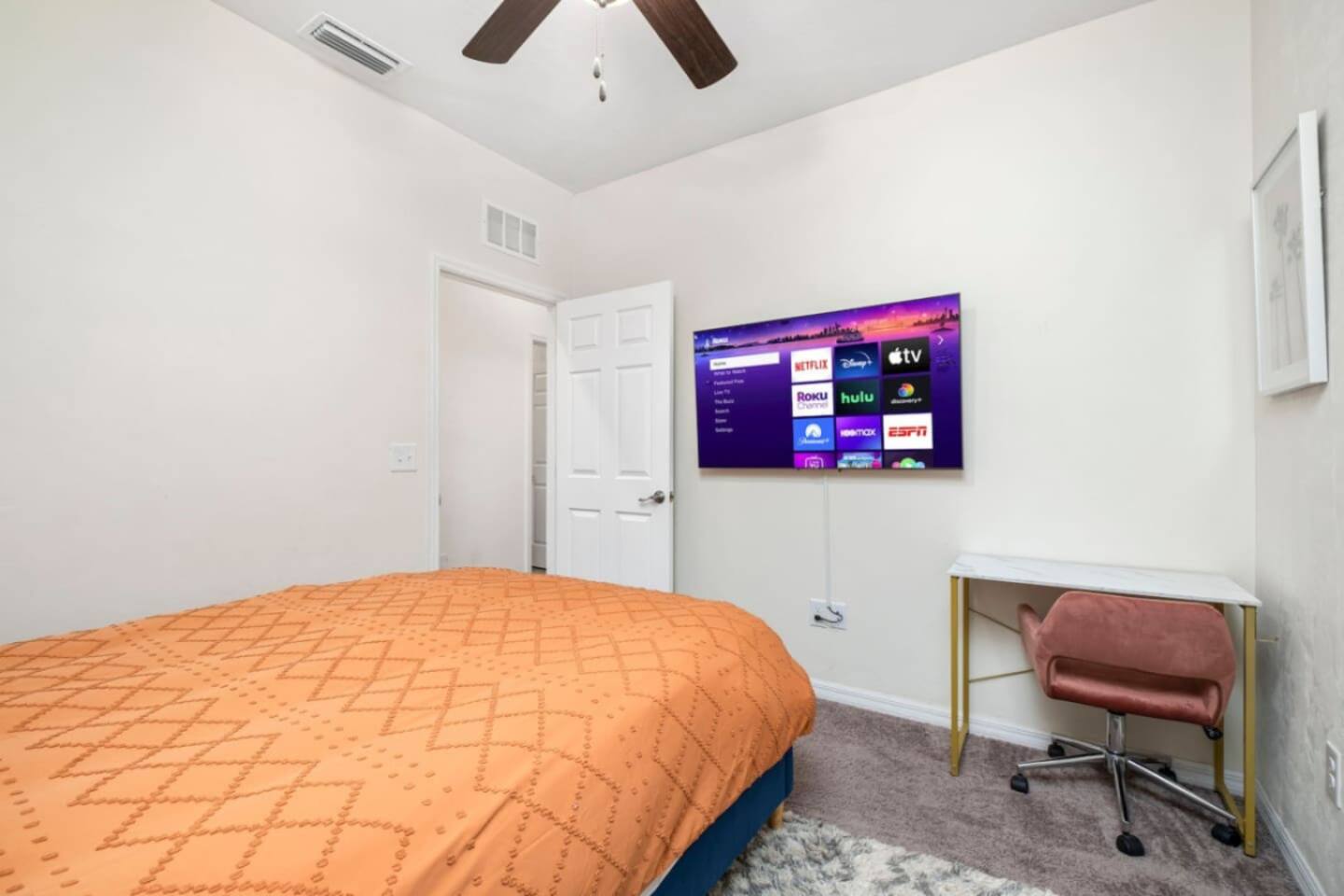 Walk to UF Stadium, No Cleanup, Cozy Townhome