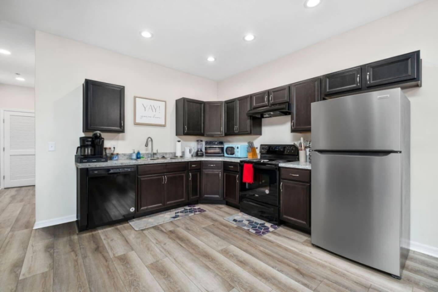 Walk to UF Stadium, No Cleanup, Cozy Townhome