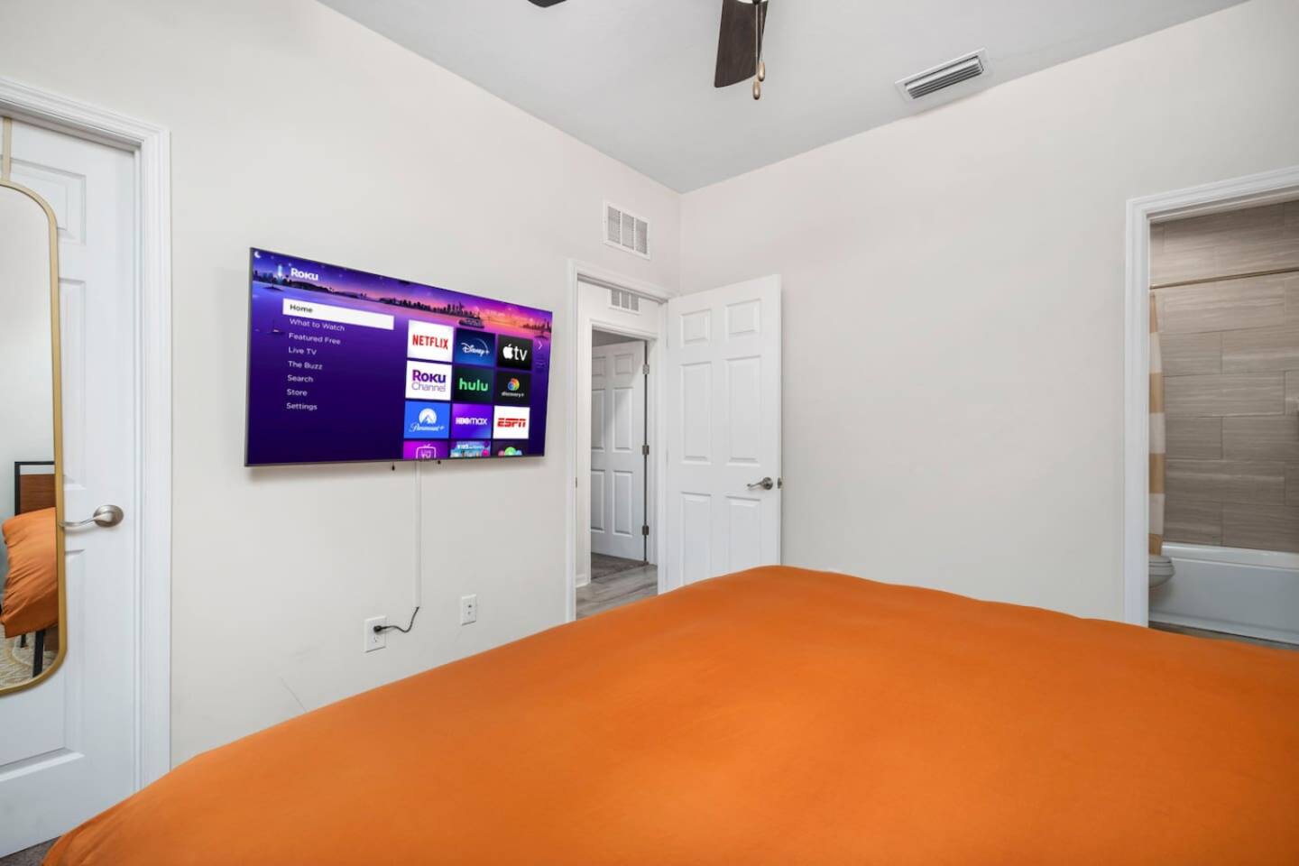 Walk to University, Pet Friendly, Cozy Townhome
