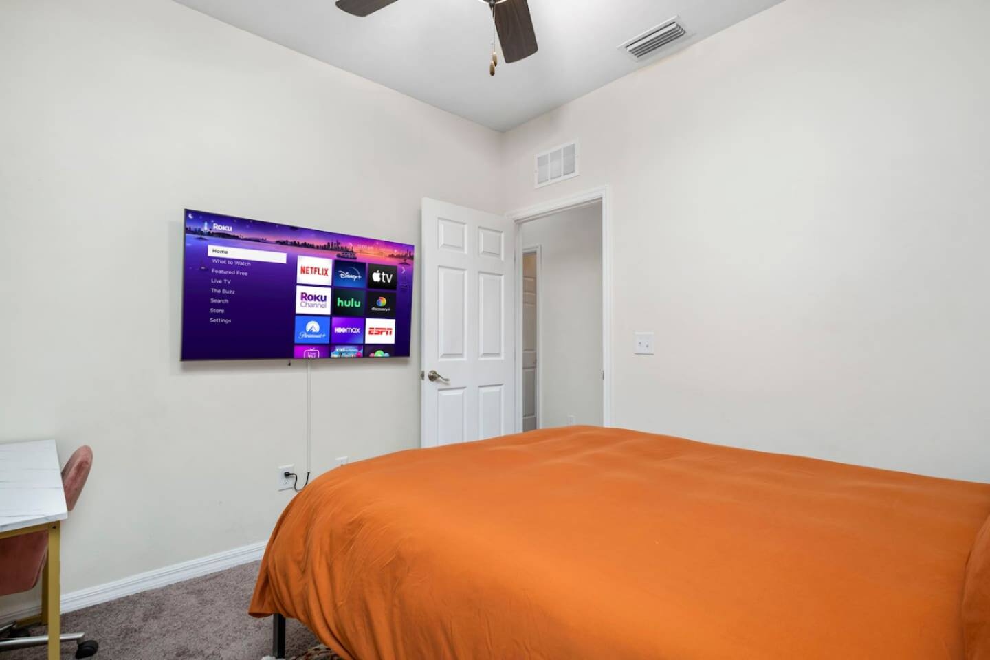 Walk to University, Pet Friendly, Cozy Townhome