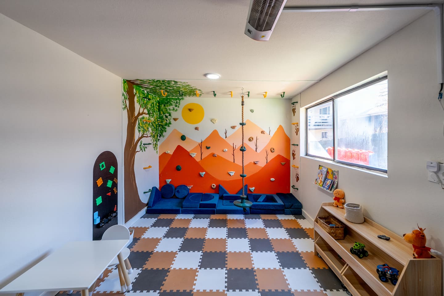 Modern and stylish kitchen in a family-friendly vacation rental in Colorado Springs.