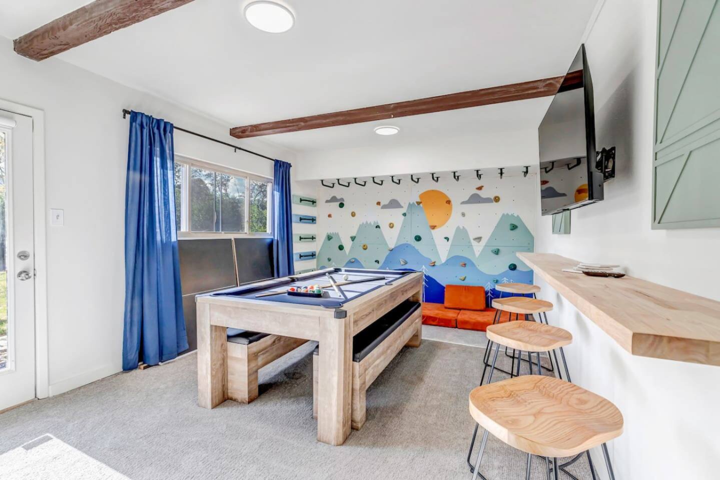 Epic Family Home: Mini-Golf, Sauna, Hot Tub, Games