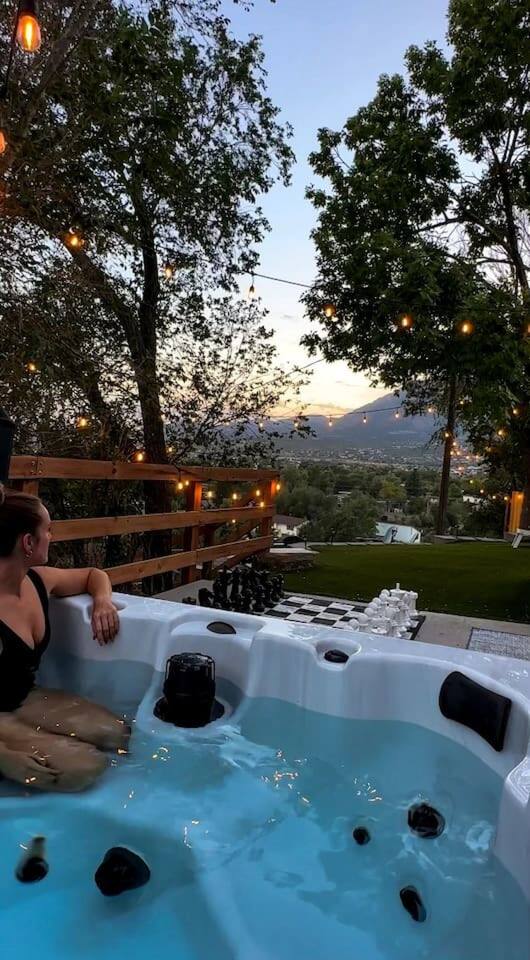 Stunning Mountain Views, Hot Tub, Game Room