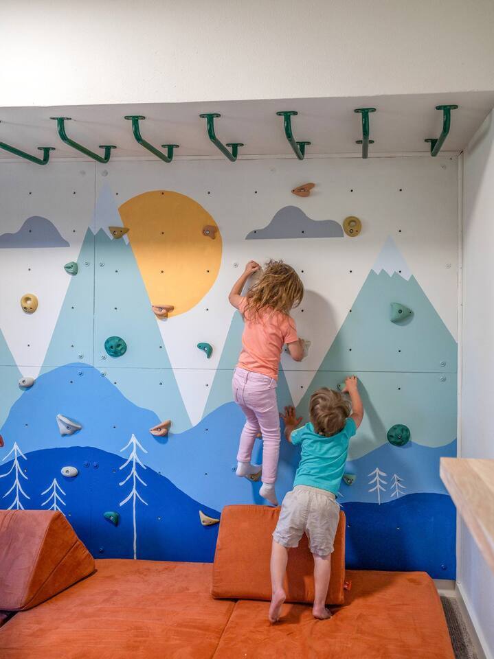 Stunning Mountain Views, Hot Tub, Game Room